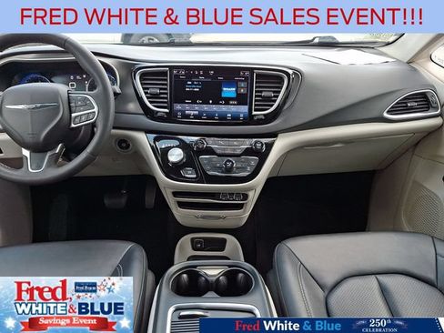 Used 2024 Chrysler Pacifica Touring-L FWD image 15