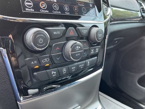 Used 2020 Jeep Grand Cherokee Overland AWD/4WD image 28