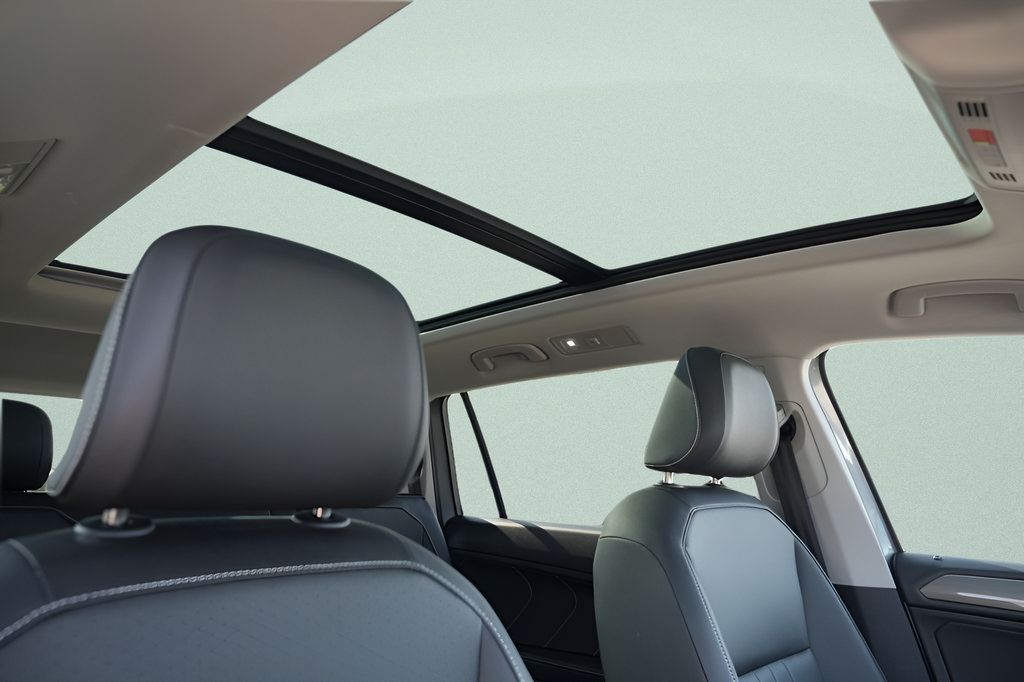Used 2023 Volkswagen Tiguan SE w/ Panoramic Sunroof Package FWD image 13