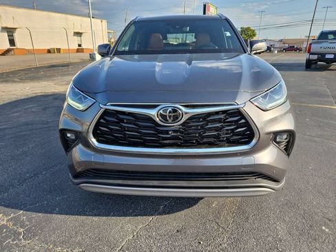 Used 2023 Toyota Highlander Platinum FWD image 3