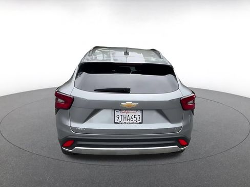 Used 2025 Chevrolet Trax LT w/ LT Convenience Package FWD image 10