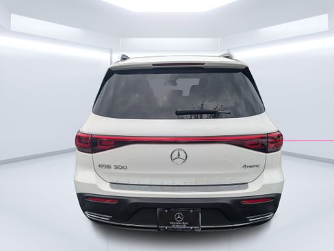 Used 2023 Mercedes-Benz EQB 300 4MATIC image 4