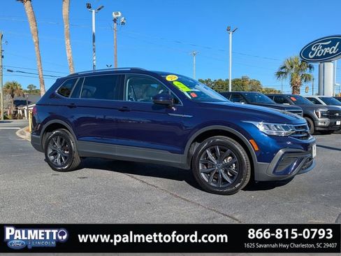 Used 2022 Volkswagen Tiguan SE w/ Panoramic Sunroof Package image 2