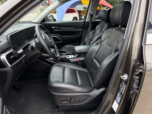 Used 2025 Kia Telluride S FWD image 17