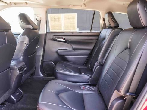 Used 2023 Toyota Highlander XLE AWD/4WD image 18