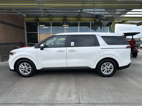 Used 2024 Kia Carnival LX image 6