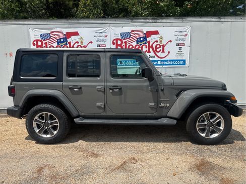 Used 2022 Jeep Wrangler Unlimited Sahara AWD/4WD image 2