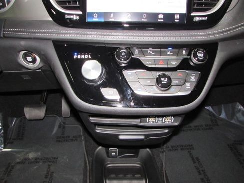 New 2025 Chrysler Pacifica Select image 20