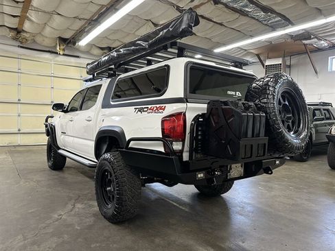 Used 2018 Toyota Tacoma TRD Off-Road AWD/4WD image 7