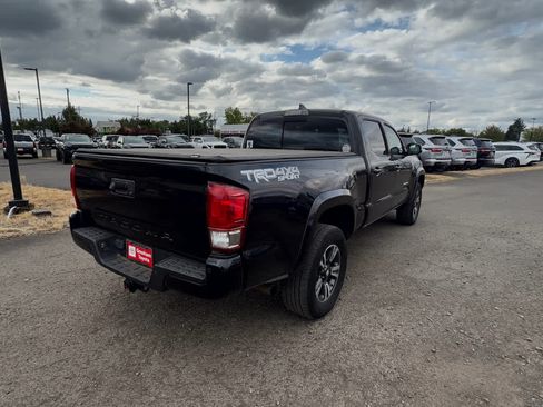 Used 2017 Toyota Tacoma TRD Sport w/ Premium & Technology Package AWD/4WD image 2