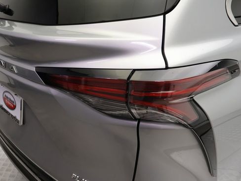 Certified 2024 Toyota Sienna Platinum FWD image 9