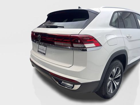 Used 2025 Volkswagen Atlas Cross Sport SE FWD image 18