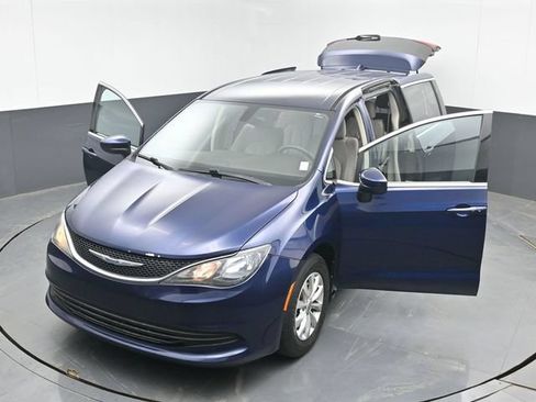 Used 2017 Chrysler Pacifica Touring w/ Tire & Wheel Group FWD image 52