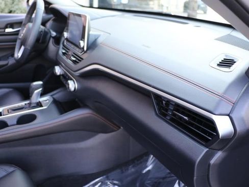 Used 2022 Nissan Altima 2.0 SR FWD image 11