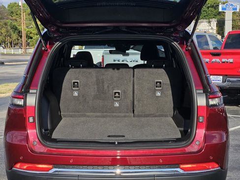 New 2025 Jeep Grand Cherokee Laredo X image 9