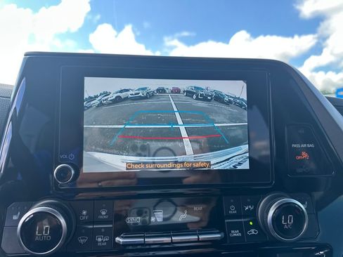 Used 2023 Toyota Highlander XLE FWD image 23