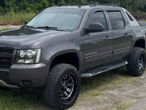 Used 2010 Chevrolet Avalanche LT w/ Suspension Package, Off-Road image 3