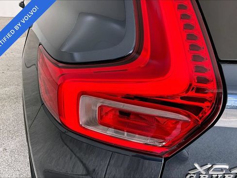 Used 2021 Volvo XC40 T4 Momentum w/ Protection Package Premier FWD image 32