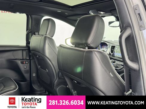 Used 2025 Chrysler Pacifica Limited FWD image 18