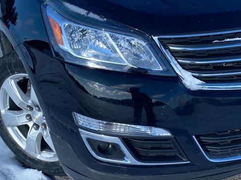 Used 2017 Chevrolet Traverse LT w/ Style and Technology Package image 3