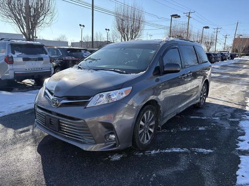 Used 2020 Toyota Sienna XLE image 3