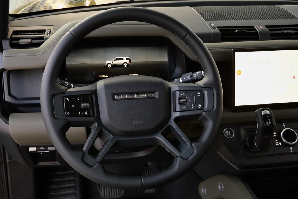 Used 2025 Land Rover Defender 110 X-Dynamic SE AWD/4WD image 4