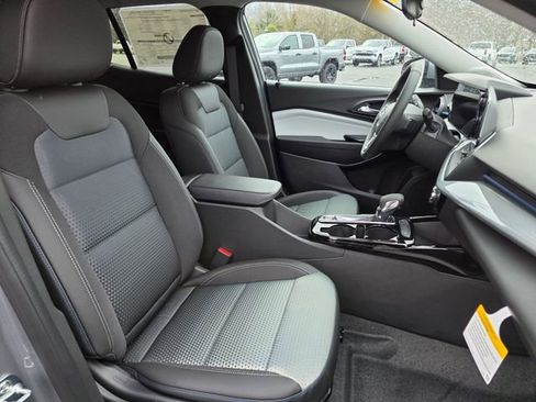 New 2026 Chevrolet Trax LT w/ LT Convenience Package FWD image 17