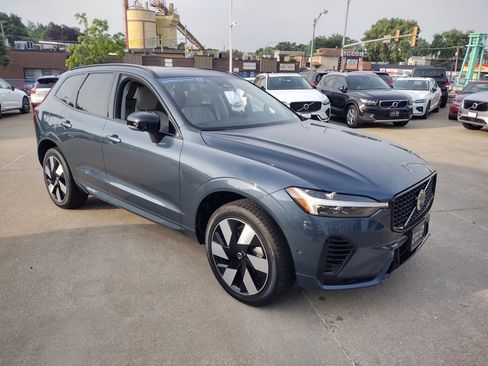 Certified 2025 Volvo XC60 T8 Plus w/ Protection Package Premier image 4