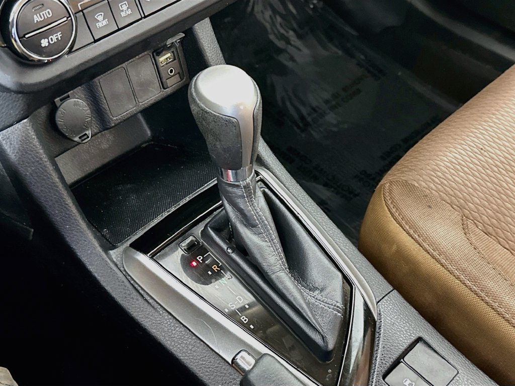 Used 2015 Toyota Corolla LE FWD image 19