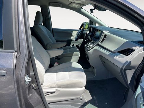 Used 2020 Toyota Sienna L w/ Carpet Mat Package image 15