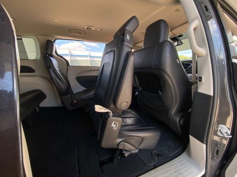 Used 2017 Chrysler Pacifica Touring-L image 25
