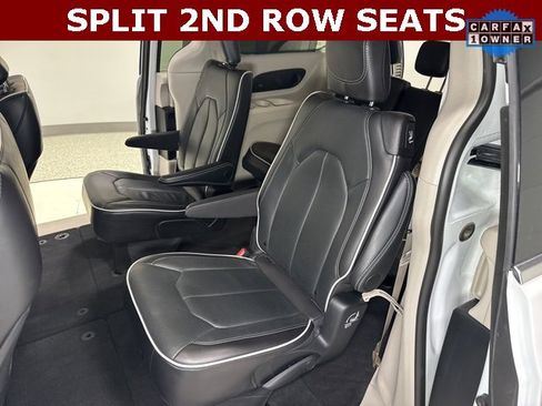 Used 2024 Chrysler Pacifica Limited image 2