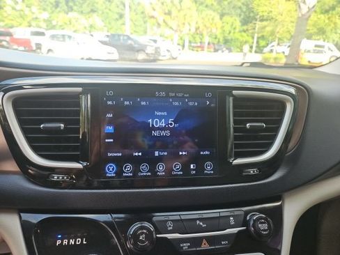 Used 2017 Chrysler Pacifica Touring-L w/ Tire & Wheel Group FWD image 17