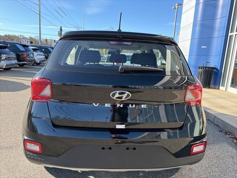 Certified 2025 Hyundai Venue SE image 7