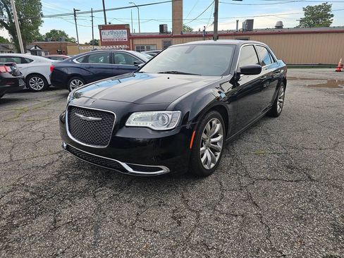 Used 2019 Chrysler 300 Touring w/ Quick Order Package 2EF RWD image 3