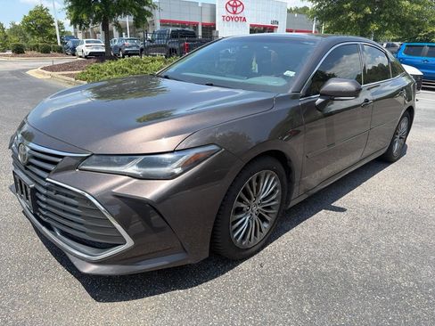 Used 2019 Toyota Avalon Limited w/ Advanced Safety Package FWD image 2