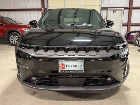 Used 2025 Jeep Wagoneer S Limited image 2