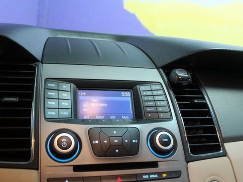 Used 2017 Ford Taurus SE image 16