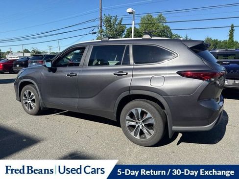 Used 2023 Toyota Highlander XLE AWD/4WD image 18