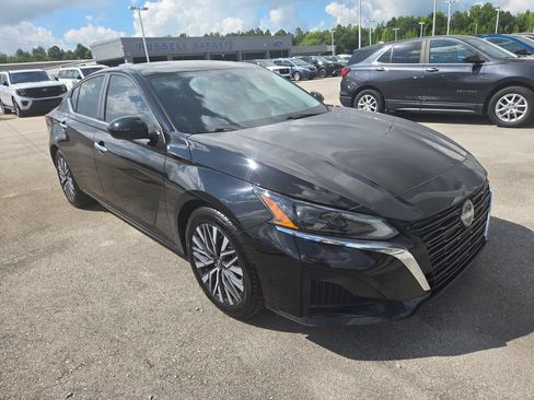 Used 2023 Nissan Altima 2.5 SV w/ SV Premium Package FWD image 2