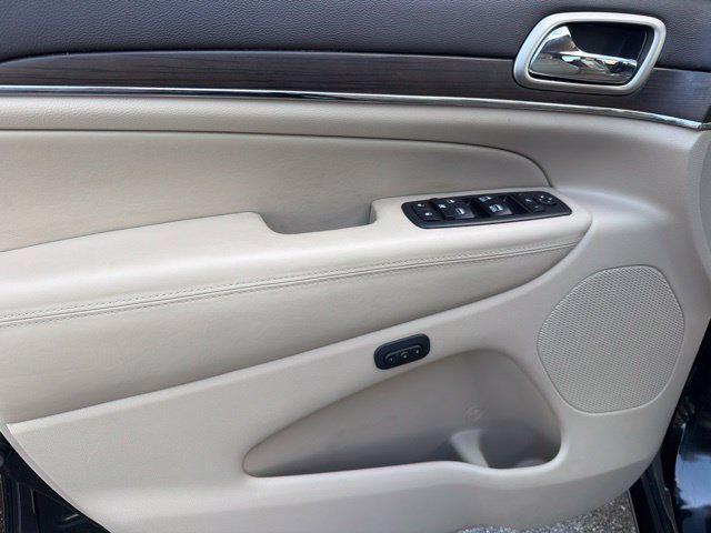 Used 2017 Jeep Grand Cherokee Overland w/ Jeep Active Safety Group RWD image 10