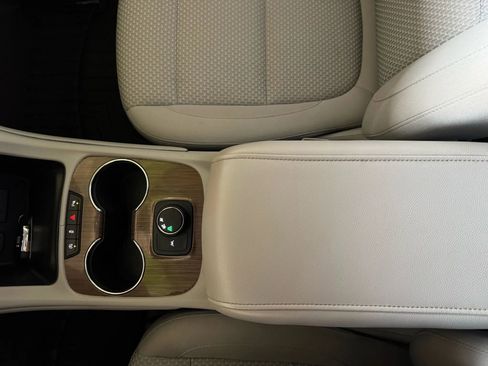 Used 2022 GMC Acadia SLE image 15