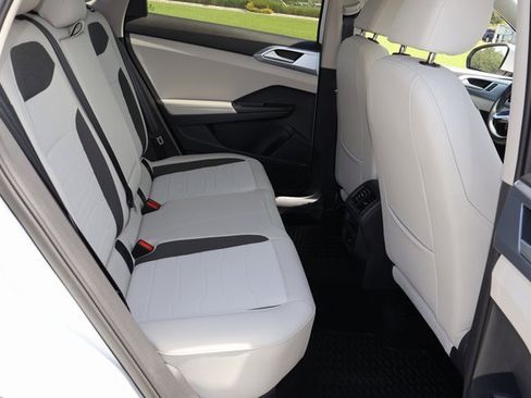 Certified 2025 Volkswagen Taos SE image 17