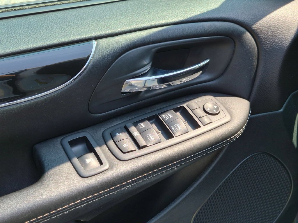 Used 2018 Dodge Grand Caravan SE FWD image 12