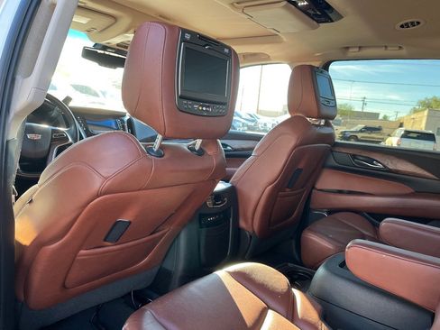 Used 2015 Cadillac Escalade Premium image 29