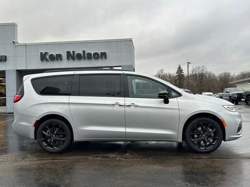 New 2026 Chrysler Pacifica Limited w/ S Appearance Package image 10