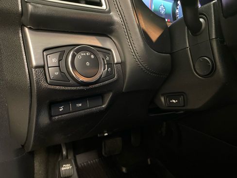 Used 2017 Ford Explorer Platinum image 19