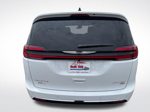 Used 2026 Chrysler Pacifica Limited AWD/4WD image 4