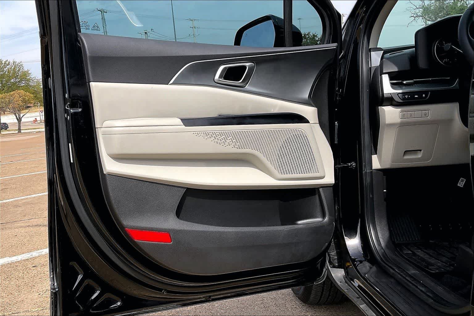 Certified 2023 Kia Carnival LX FWD image 25