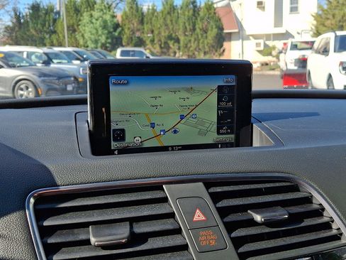 Used 2018 Audi Q3 2.0T Premium Plus w/ Premium Plus Package image 19